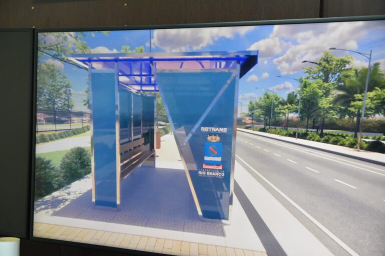 Prefeitura acerta últimos detalhes do projeto dos novos abrigos de paradas de ônibus com inox e vidro.